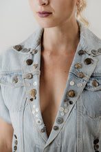 Carica l&#39;immagine nel visualizzatore di Gallery, Giacca di jeans modificata con bottoni
