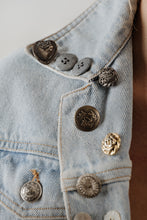 Carica l&#39;immagine nel visualizzatore di Gallery, Giacca di jeans modificata con bottoni
