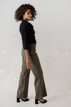Carica l&#39;immagine nel visualizzatore di Gallery, Pantalone oliva in lana a zampa
