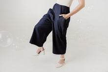 Carica l&#39;immagine nel visualizzatore di Gallery, Pantalone lana blu con tasconi
